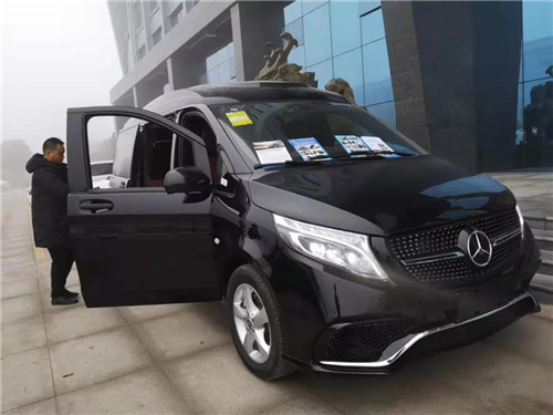 下一個5秒鐘，展現百變大師的奇跡，奢華的酒吧臺，瞬間轉換為舒適豪華的座椅，與后排的主人娓娓傾訴情話與暢談人生過往。