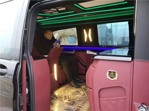 下一個5秒鐘，展現百變大師的奇跡，奢華的酒吧臺，瞬間轉換為舒適豪華的座椅，與后排的主人娓娓傾訴情話與暢談人生過往。