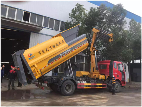 程力壓垃廠新上市的地埋式吊裝移動壓縮垃圾清運車及配套裝備，完美解決社區及垃圾堆放點臟亂差和老鼠、蒼蠅、污水橫流的垃圾儲存老大難頑疾；該車最新上市并召開了產品推薦會，深受用戶喜愛。