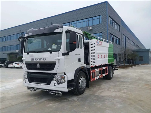 程力專汽三臺(tái)太陽(yáng)能板清洗車出口烏克蘭