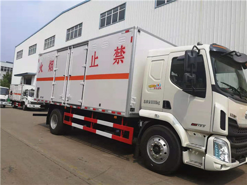 東風柳汽廂長6.58米雜項危險品廂式貨車發車了