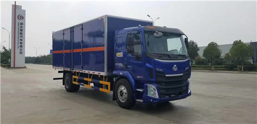 東風柳汽單橋8類腐蝕品危化品廂式車，恭喜余總提車，祝你一路順風！