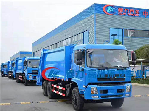 出口柬埔寨東風后八輪壓縮及后八輪套臂垃圾車第1批順利發車