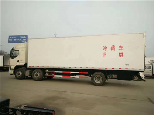 東風柳汽乘龍小三軸9.4米冷藏車圖片參數介紹