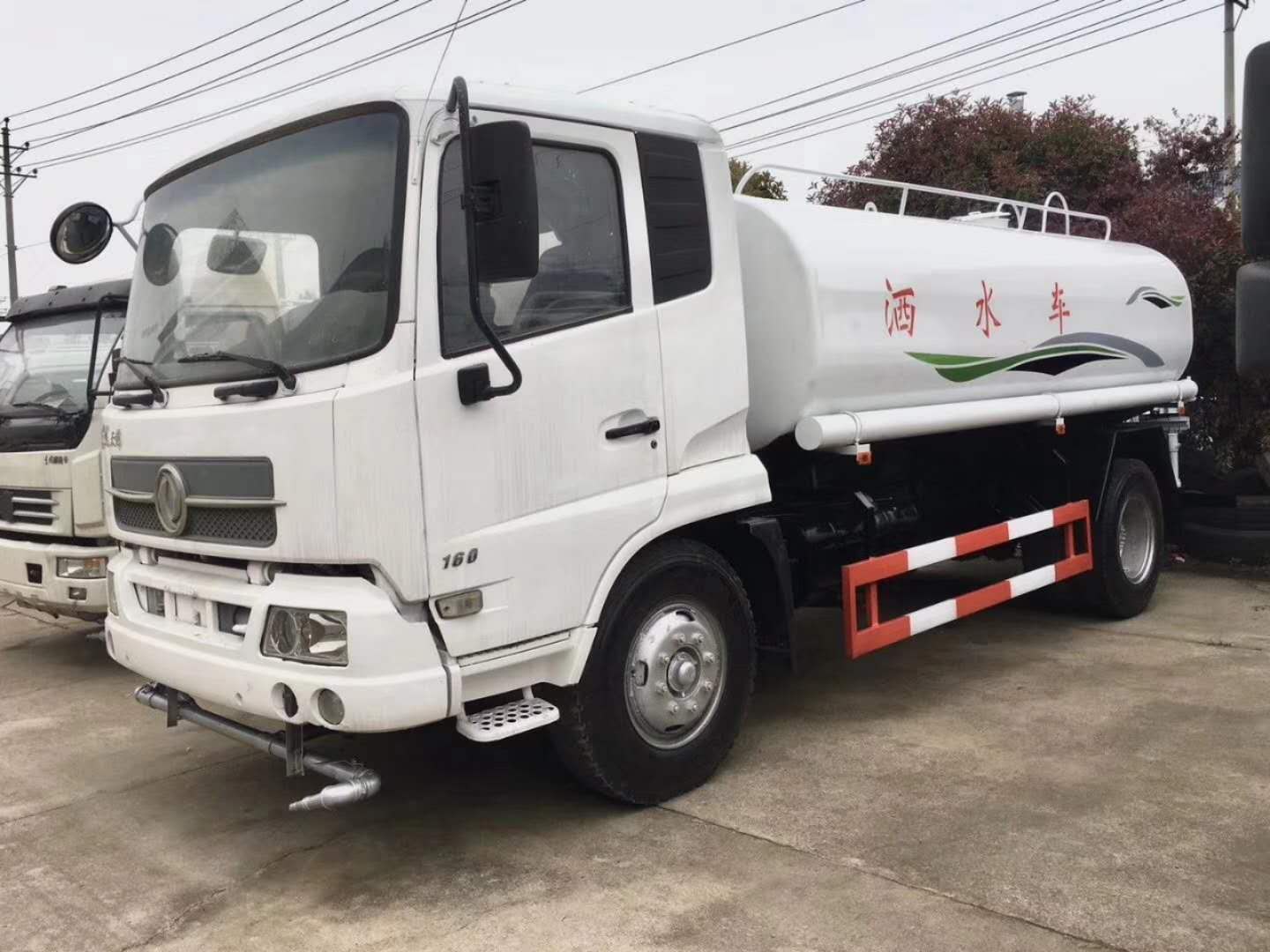 東風(fēng)天錦一12噸灑水車(chē)匹配東風(fēng)風(fēng)神4缸160馬力發(fā)動(dòng)機(jī)