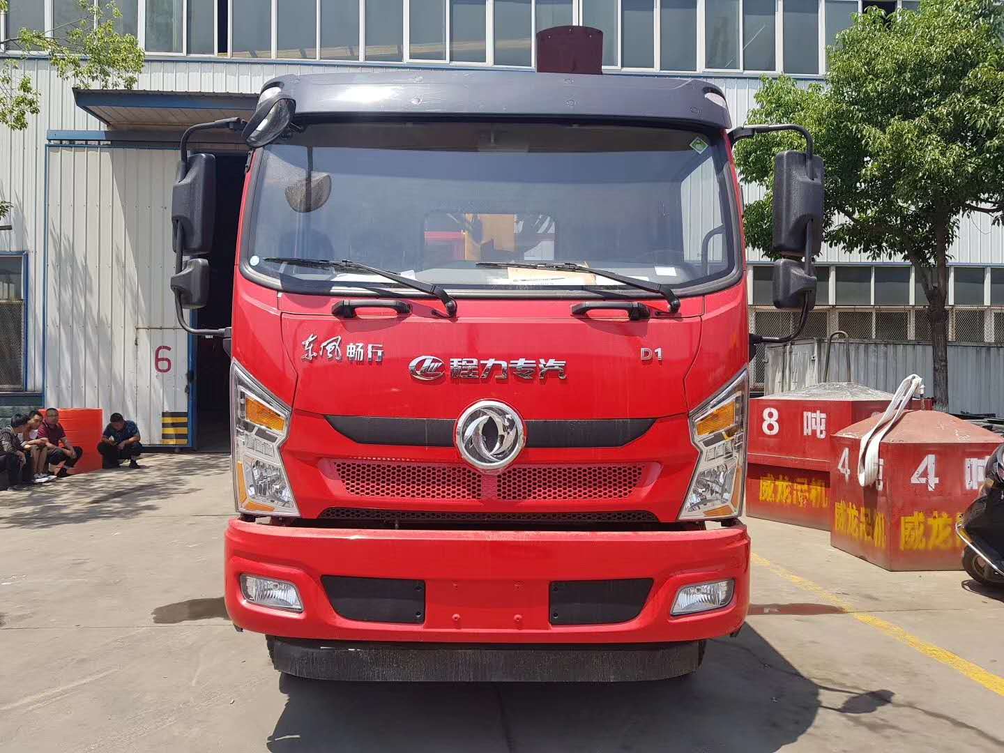 東風暢行D1隨車吊匹配玉柴160馬力，徐工6.3噸4節上操作吊機，5.1米貨廂