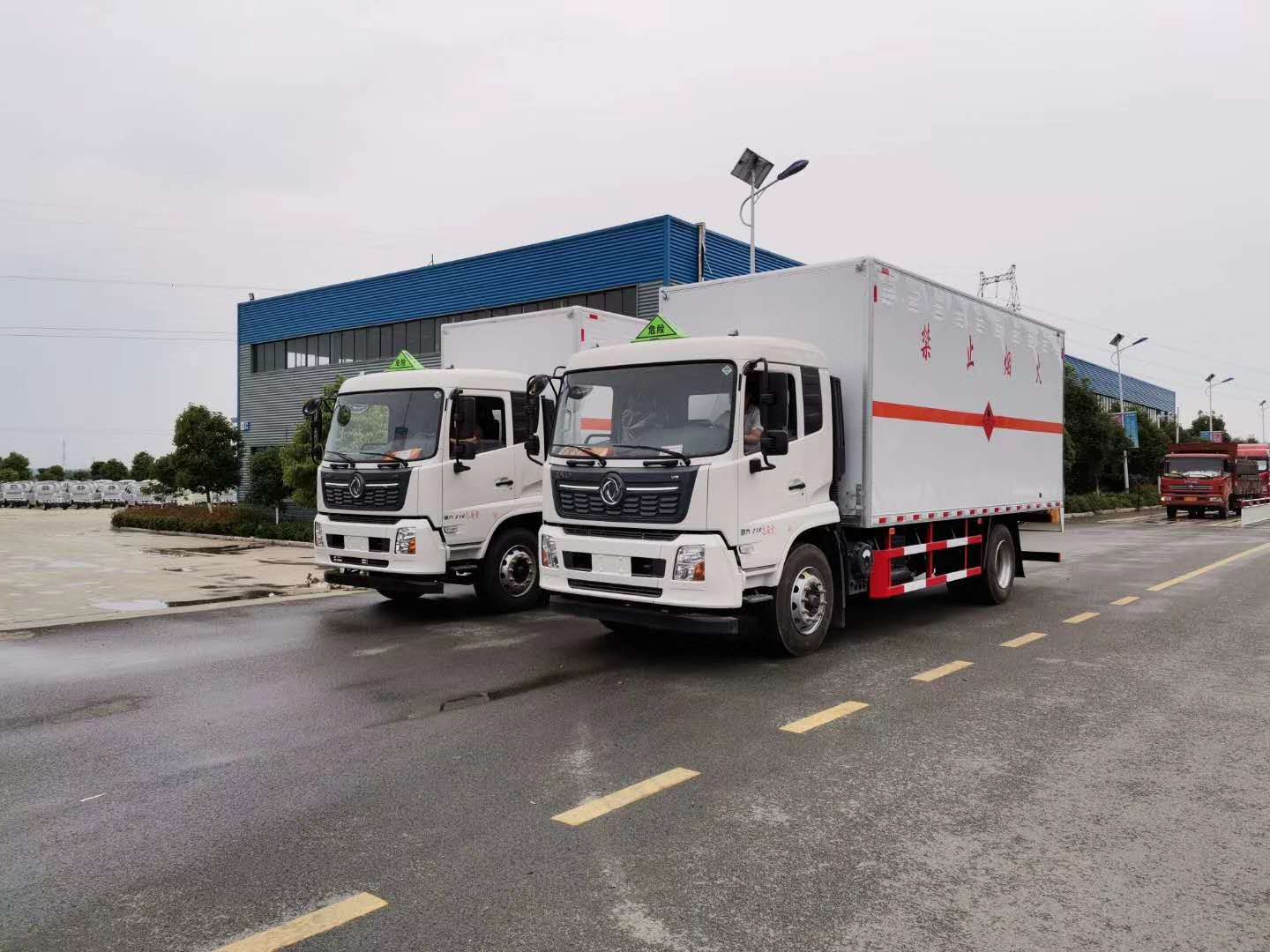 國六東風天錦易燃氣體廂式運輸車發往深圳