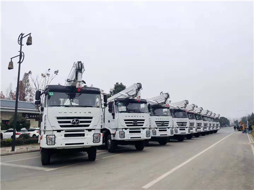 大國重器上汽紅巖，10臺出口上汽紅巖22米高空作業車整裝待發