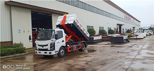 奧施國(guó)六藍(lán)牌勾臂垃圾車(chē)，不超重，云內(nèi)150馬力發(fā)動(dòng)機(jī)