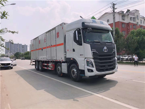 東風柳汽四軸9.4米危貨廂式車環保燃油齊全，可出2類氣瓶、氣體、腐蝕、雜項等合格證，正常辦理營運證