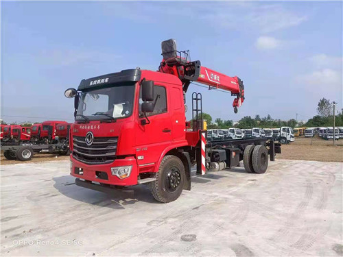 國(guó)六東風(fēng)D3廂長(zhǎng)5.1米隨車(chē)吊匹配程力威龍牌6.3噸四節(jié)直臂吊機(jī)