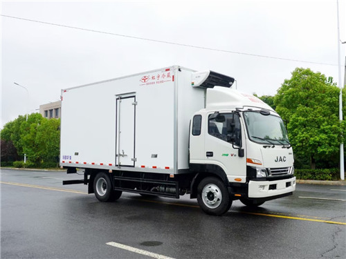 江淮德沃斯V8 4200軸距5.5米國六冷藏車圖片參數介紹