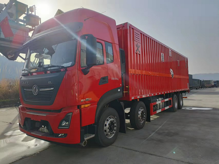 國(guó)六東風(fēng)天龍前四后八9.6米危險(xiǎn)品廂式車發(fā)往江西宜春。