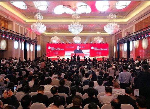 本報訊（通訊員丹陽報道） 作為中國民營經濟領域最權威的榜單，一年一度的“民營企業500強”榜單發布無疑受到廣大企業的關注。8月22日，全國工商聯在青海西寧發布了“2019年中國民營企業500強”、“2019中國民營企業制造業500強”、“2019中國民營企業服務業100強”榜單和分析報告。 這次峰會于8月22日至8月24日，在青海省省會城市西寧隆重舉辦。峰會以“不忘創業初心堅定報國之志”為主題，由全國工商聯、青海省人民政府共同主辦，工業和信息化部、國家市場監督管理總局和國務院扶貧辦支持。