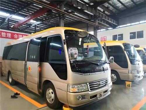 程力集團旅居車專業廠廖總就軍運會專用接待乘用車定制改裝生產情況向天河機場孟總等相關采購方作了匯報，從選購底盤到改裝技術，詳細地對生產等各環節進行了介紹，并對目前已經改裝出的一臺豐田考斯特乘用車樣車進行了實物和功能性展示。