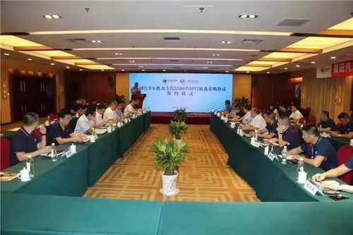 上圖：簽約儀式現場氣氛熱烈而友好。