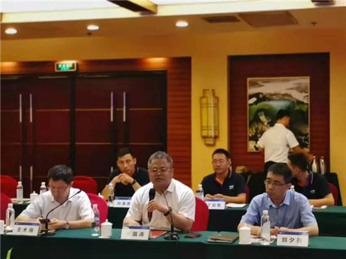  國濤同志（中）在交流會上，對程力公司嘉賓朋友們的到來，表達了熱烈的歡迎和誠摯的問候，一致表示福田作為全球最大的商用車供應商，對程力汽車的發展與支持將不遺余力，齊心共進共創雙贏。