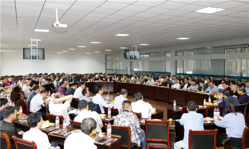 程力汽車集團主要領導班子成員、黨委、紀委、工會、婦聯、共青團委員會，共同組織了“以優異的成績迎接建國七十周年座談會”及圓桌茶話會。會議于九月末先后用三天的時間，連續展開慶祝活動。