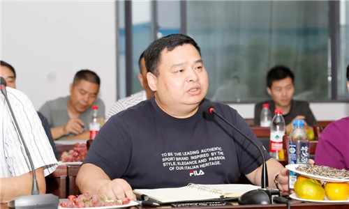 集團公司總經理程阿羅在發言中，要求大家以回顧建國七十周年取得偉大成就為動力，團結拼搏敢為人先，以創新和高質量發展為戰略抓手，積極為公司發展建言獻策；強調今年也是程力公司成立15周年，大家要發揚主人翁的奉獻精神，在第四季度努力完成今年60億的專汽工業產值。 總經理程阿羅勉勵大家，奔跑不停追夢不息，敢作為多作為，為程力公司“雙百工程”（百年品牌、百億產值）貢獻自己的青春和力量，順應新時代中國特色社會主義建設的時代潮流。