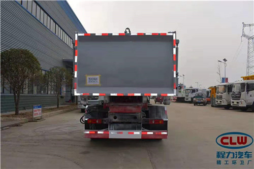 出口柬埔寨勾臂垃圾車及配套智能豬糞轉運箱圖片