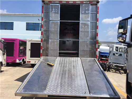 歐曼前四后八雛禽運(yùn)輸車(chē)圖片