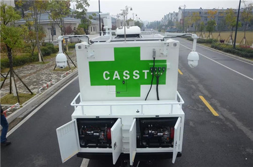 視頻監控系統，由3臺專業級高清網絡攝像機、1臺云臺攝像機、硬盤錄像機、網絡交換機、工業級4G無線網橋等單元組成，可遠程控制實時錄制、存儲備份、遠程調閱視頻資料。整車視頻監控系統啟動后，可在無人值守狀態下對拖車平臺周邊實施全天候無死角監控。