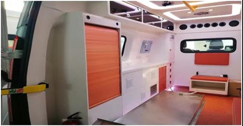 泰格紅嵌入式警燈設計，內飾采用ABS復合材料或模具形成工藝，表面光潔、抗菌、硬度高、阻燃環保。防滑、耐磨可醫用清洗地板。原車供電系統、外接電源系統、交流電路防護系統，可供不同電壓不間斷供電。1000W正弦波逆變電系統。微電路集中控制系統、駕駛艙緊急啟動系統、集成開關控制、液晶顯示設備狀態。品牌警燈，LED爆閃燈、艙內醫療專用LED燈、后射燈、車廂左右側照明燈、雙向換氣扇、嵌入式紫外線消毒燈，定時殺菌。供氧系統10升氧氣瓶2只及專用減震卡箍，氧氣減壓閥，濕化瓶、隱藏式氧氣管道，國標氧氣端口。醫療艙配備反向折