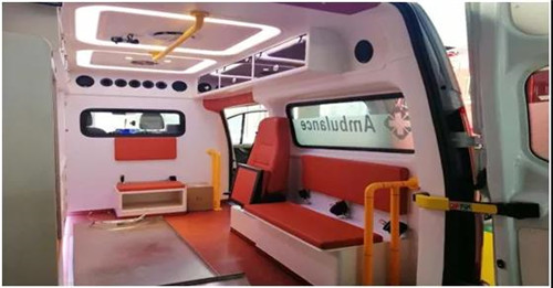 泰格紅嵌入式警燈設計，內飾采用ABS復合材料或模具形成工藝，表面光潔、抗菌、硬度高、阻燃環保。防滑、耐磨可醫用清洗地板。原車供電系統、外接電源系統、交流電路防護系統，可供不同電壓不間斷供電。1000W正弦波逆變電系統。微電路集中控制系統、駕駛艙緊急啟動系統、集成開關控制、液晶顯示設備狀態。品牌警燈，LED爆閃燈、艙內醫療專用LED燈、后射燈、車廂左右側照明燈、雙向換氣扇、嵌入式紫外線消毒燈，定時殺菌。供氧系統10升氧氣瓶2只及專用減震卡箍，氧氣減壓閥，濕化瓶、隱藏式氧氣管道，國標氧氣端口。醫療艙配備反向折