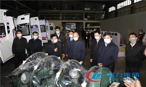 視察組領導們認真聽取程阿羅總經理介紹公司的新型高科技醫療救護設備的介紹。