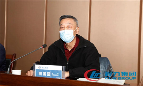 集團公司總經理程阿羅宣讀了《關于展開公司領導干部包廠（車間）服務工作的通知》和《關于擬提拔集團公司生產總指揮中心主任的公示》等文件，并對集團公司的四五規劃、計劃目標70億產值任務的順利完成作了重要指示。