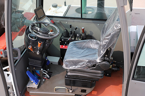 空調，在炎熱的夏天，司機在駕駛室里可以更涼爽，給司機創造一個更舒適的操作環境。 高壓洗車，讓您的愛車在工作完后可以美美的洗個澡。