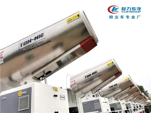 程力集團(tuán)抑塵車專業(yè)廠，程力速度，程力品牌。 國(guó)內(nèi)市場(chǎng)自3月中旬，開工復(fù)產(chǎn)擴(kuò)能以來(lái)，各廠突擊疫情期間積壓的訂單和井噴式報(bào)復(fù)性消費(fèi)訂單，正如火如荼日夜加班加點(diǎn)趕產(chǎn)。各種大額訂單發(fā)車場(chǎng)景，感染著身邊的每一位員工，有的用戶為搶訂專用汽車和應(yīng)急裝備，排隊(duì)爭(zhēng)搶簽約支付定金，不少用戶提著全款等候在車間，產(chǎn)品下線就被搶購(gòu)一空，出現(xiàn)了一車難求的壯觀局面。小編特編輯幾組場(chǎng)景圖片，以饗讀者。