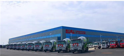 程力高端攪拌車廠用戶排隊(duì)訂車供不應(yīng)求。