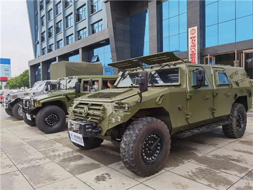 據(jù)悉，東風(fēng)越野車有限公司本次推薦的四款特種民用車輛主流車型，對(duì)標(biāo)悍馬基因，以創(chuàng)民族品牌為己任，以科技創(chuàng)新和5G互聯(lián)網(wǎng)智慧生活為切入點(diǎn)，加上北斗導(dǎo)航和人工智能的加持，整車共27項(xiàng)專利技術(shù)超越悍馬的參數(shù)性能。