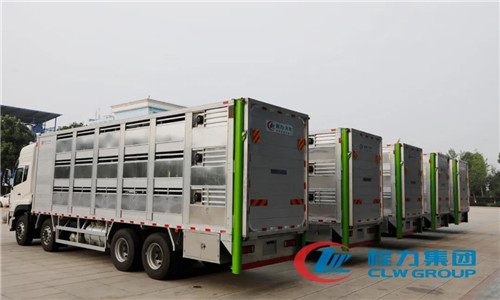 出征的車輛像依依不舍的待嫁新娘，在向親人做離別前的萬般眷念。