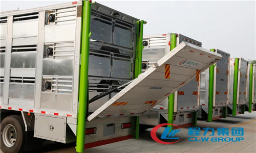 裝配結(jié)束后，智能液壓尾板緩緩收起鎖緊，有效消除異味和安全隱患。