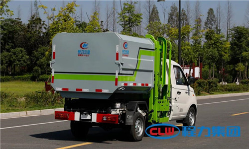  這種小型鄉鎮主流環衛垃圾清運車，底盤離地角高，通過性好，箱體方正有效容積率大，特別適合我國鄉村道路作業，在廣大鄉鎮及農村市場非常受歡迎。