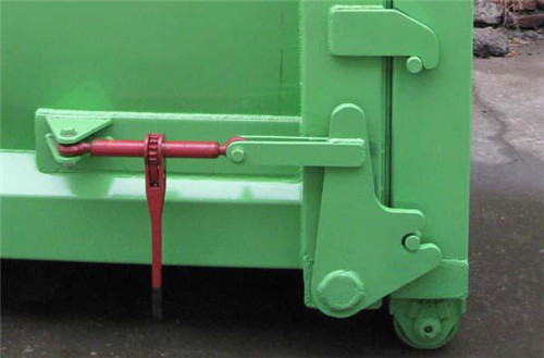 棘輪鎖緊機構 傾卸垃圾時，駕駛員通過扳動棘輪扳手松開鎖鉤板， 再返回駕駛室操作勾臂車傾卸垃圾。然后擰緊棘輪扳 手，壓緊后門。