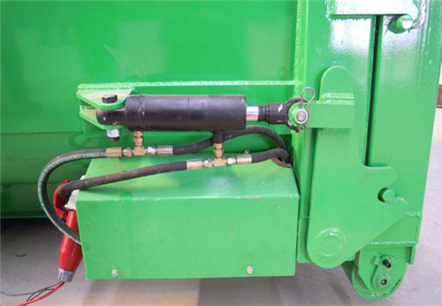 電控液壓鎖緊機構 利用車載24v電源，液壓控制部分和鎖緊油缸都布置 在尾部，控制線和液壓管路短了近10倍，采用防水插 座保證使用安全；在駕駛室實現卸料門的開啟/關閉 操作，維護更為簡單方便