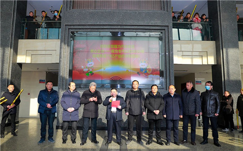 集團公司高層組織在家的主要領導，以及各部門的中層干部及負責人，各直屬廠、專業廠、集團成員廠總經理，戶主經理與各銷售精英團隊負責人，程力汽車集團簽約網紅共計200余人，在程力總部八號樓迎賓大廳共同見證了超額完成75億專汽產值的祝賀儀式。