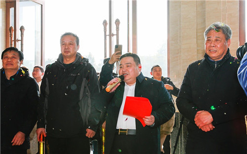  程力公司在2020年初制定的專汽產值原本是完成70億目標，但隨著一場突如其來的疫情災害影響，直接停產一個半月，耽誤產值13億元；對此，以程阿羅總經理為首的高層團隊精準研判科學施策，面對疫情不畏困難，將沖刺目標調高到75億；一手抓疫情防控一手抓復工復產，積極應對逆勢而上，大膽創新及時推出高端負壓救護車、醫療廢棄物轉運車、疫情消毒車、應急搶險車、核酸取樣檢測車等適銷對路的緊缺產品，馳援全國及國際疫情防控第一線，與病毒擴散搶時間、奪戰場，把耽誤的時間補回來，把失去的市場占領回來。