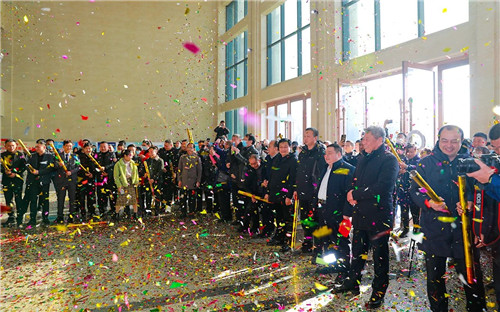 這一刻，五彩繽紛的花絮伴隨著人們的笑臉，像是無盡的祝福，又仿若曼妙的美好旋律，似青春的詩行，是心底滾燙的贊禮。