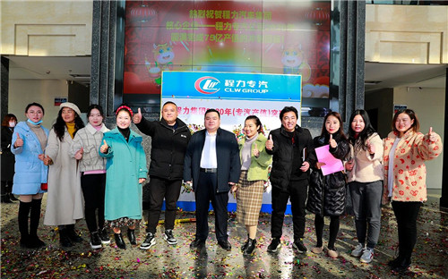 這一刻，我們內心涌動的洪流正奔騰炙熱，我們豪情萬丈氣干云霄，充滿卓激越浩蕩的力量；我們用智慧、用勤勞的雙手，改寫歷史，也改變身邊的瑣碎和點點滴滴，見微而知著，行穩以致遠！我們為自己的努力而感動自己。