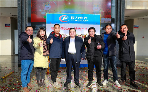 這一刻，我們內心涌動的洪流正奔騰炙熱，我們豪情萬丈氣干云霄，充滿卓激越浩蕩的力量；我們用智慧、用勤勞的雙手，改寫歷史，也改變身邊的瑣碎和點點滴滴，見微而知著，行穩以致遠！我們為自己的努力而感動自己。