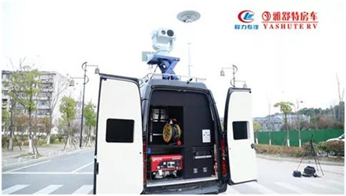 尾部：為設備裝配區，集成有無線電偵測設備天線升降機構，光電探測設備升降平臺，下部設計有車載發電機位置，預留有防雷接地系統、零星工具等存放位置