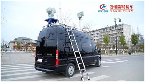 外部：配備便攜式登頂梯， 在車體尾門做加強板預埋，設計登頂梯連接件，并裝有防滑腳踏板，結構強度高，使用安全、可靠。