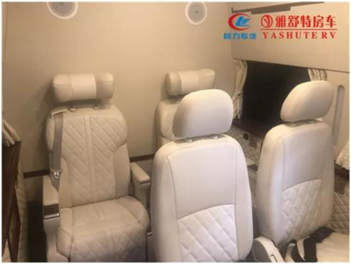 座椅：獨立座椅 2 套，供機柜工作臺操作人員使用。操作員座椅后部是領導座席，布置有 2 套獨立座椅，左側座椅配備有壁掛式翻板桌，配備有折疊式支腿，桌面有茶杯座，收納時可以直接可供臨時辦公、休息使用。車頂找平后，采用整體軟包覆處理，裝配有頂置空調，配備有組合式航空頂燈。