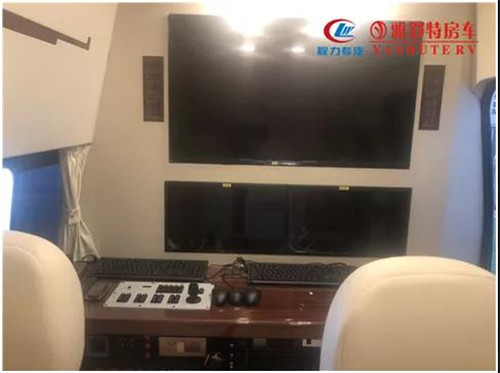 顯示器：機柜上部為顯示器墻面，安裝有32寸監視器1臺， 20寸監視器2臺，室內監聽音響 2 個。