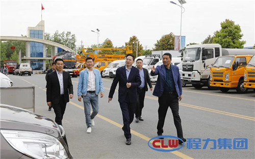 比亞迪副總裁王杰（右二），在程力汽車集團副總、程力新能源汽車制造有限公司總經理倪文濤（右一）、集團公司總經辦服務中心主任張火生（左一）、程力新能源裝備車廠總經理劉輝（左二）、程力汽車公司總經理成向陽（后右一）的陪同下，參觀程力（曾都）汽車工業園。　　