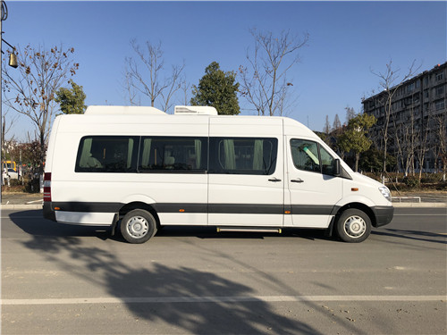 國六標準奔馳威霆商務車